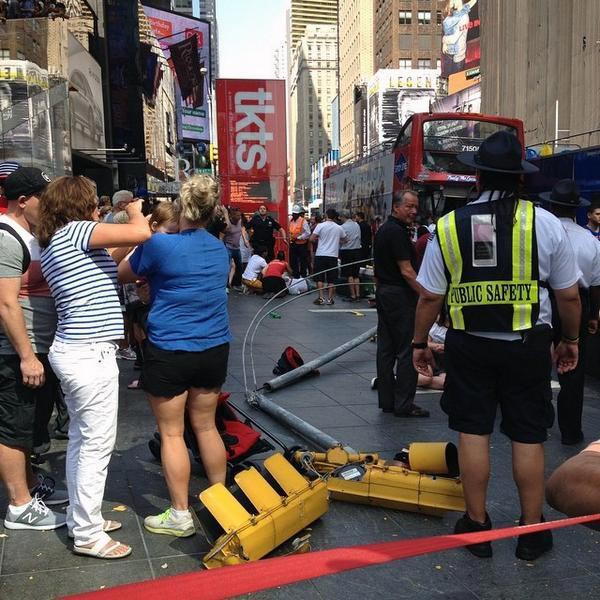 New York, scontro tra due bus a Times Square, 14 feriti New York, scontro tra due bus a Times Square, 14 feriti