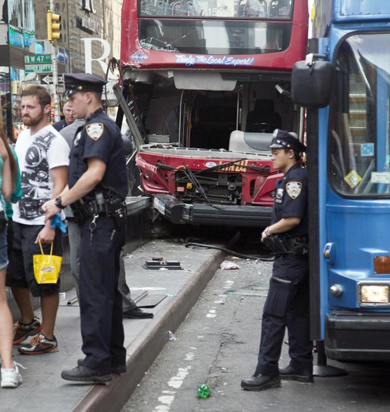 New York, scontro tra due bus a Times Square, 14 feriti New York, scontro tra due bus a Times Square, 14 feriti