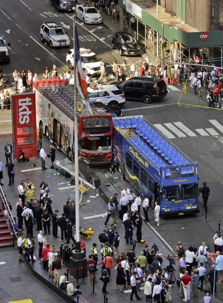 New York, scontro tra due bus a Times Square, 14 feriti New York, scontro tra due bus a Times Square, 14 feriti