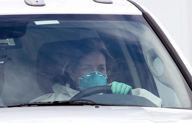 Ebola, ‘siero miracoloso’ solo ai due americani. E’ polemica: e per gli africani Ebola, ‘siero miracoloso’ solo ai due americani. E’ polemica: e per gli africani