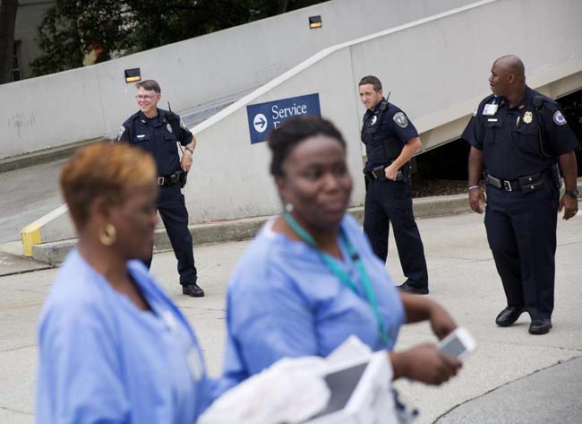 Ebola, ‘siero miracoloso’ solo ai due americani. E’ polemica: e per gli africani Ebola, ‘siero miracoloso’ solo ai due americani. E’ polemica: e per gli africani