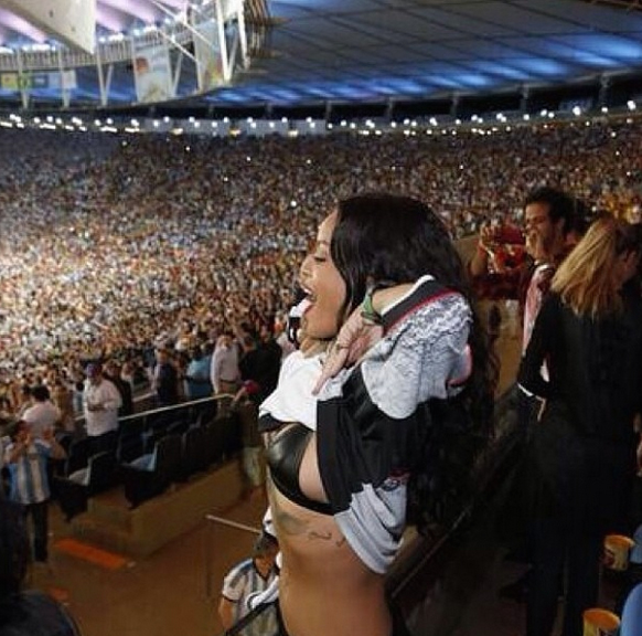 Rihanna si dà al calcio: vuol comprare una squadra in Inghilterra Rihanna si dà al calcio: vuol comprare una squadra in Inghilterra