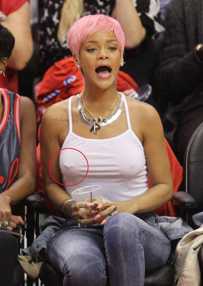 Rihanna si dà al calcio: vuol comprare una squadra in Inghilterra Rihanna si dà al calcio: vuol comprare una squadra in Inghilterra