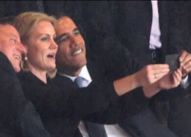 Scandalo al Parlamento: selfie hot della segretaria. FOTO