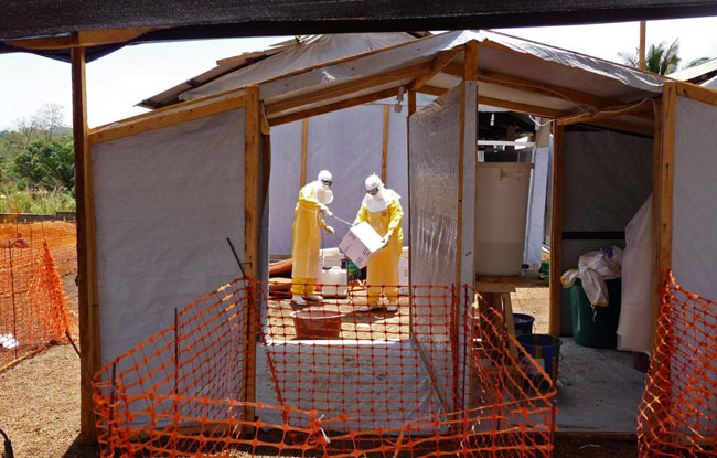 Ebola, ‘siero miracoloso’ solo ai due americani. E’ polemica: e per gli africani Ebola, ‘siero miracoloso’ solo ai due americani. E’ polemica: e per gli africani