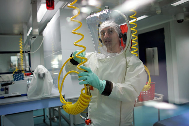 Ebola, ‘siero miracoloso’ solo ai due americani. E’ polemica: e per gli africani Ebola, ‘siero miracoloso’ solo ai due americani. E’ polemica: e per gli africani