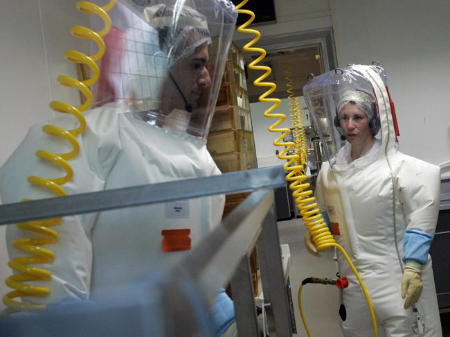 Ebola, ‘siero miracoloso’ solo ai due americani. E’ polemica: e per gli africani Ebola, ‘siero miracoloso’ solo ai due americani. E’ polemica: e per gli africani