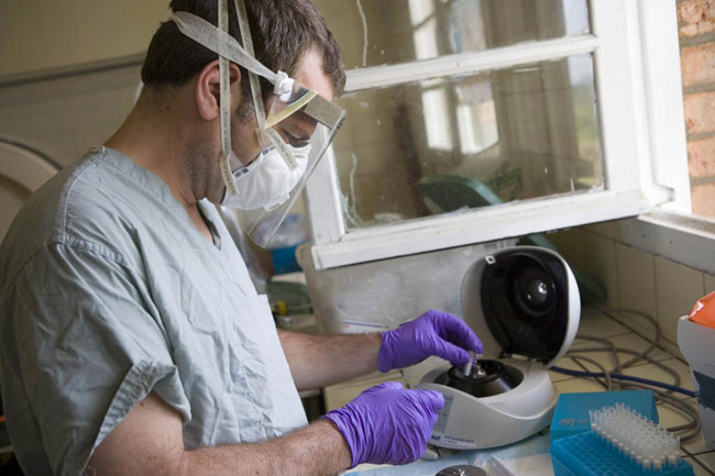 Ebola, ‘siero miracoloso’ solo ai due americani. E’ polemica: e per gli africani Ebola, ‘siero miracoloso’ solo ai due americani. E’ polemica: e per gli africani