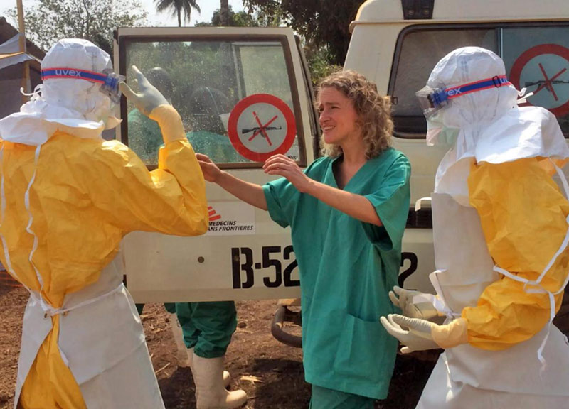 Ebola, ‘siero miracoloso’ solo ai due americani. E’ polemica: e per gli africani Ebola, ‘siero miracoloso’ solo ai due americani. E’ polemica: e per gli africani
