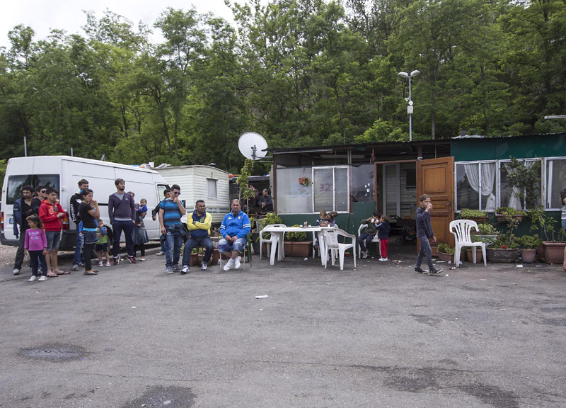 Due giovani violinisti del Conservatorio nel campo rom che verrà sgomberato