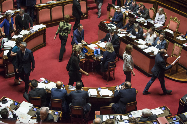 Primo ok alle riforme con 183 sì. Le opposizioni fuori dall’Aula Primo ok alle riforme con 183 sì. Le opposizioni fuori dall’Aula