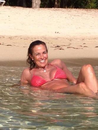 Cristina Parodi, fuori di seno con il suo bikini giallo