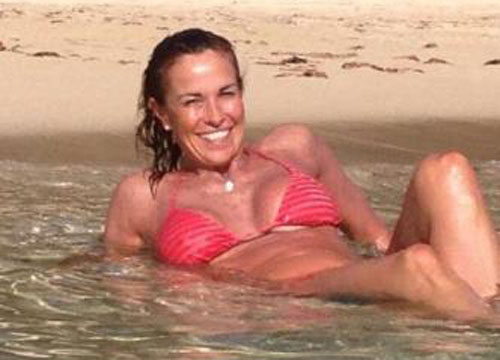 Cristina Parodi, fuori di seno con il suo bikini giallo Cristina Parodi, fuori di seno con il suo bikini giallo