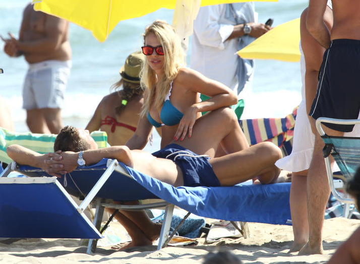 Ilary Blasi on the beach: lato B e bikini da scudetto per la signora Totti