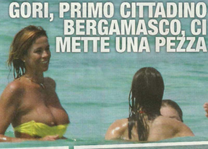 Cristina Parodi, fuori di seno con il suo bikini giallo Cristina Parodi, fuori di seno con il suo bikini giallo