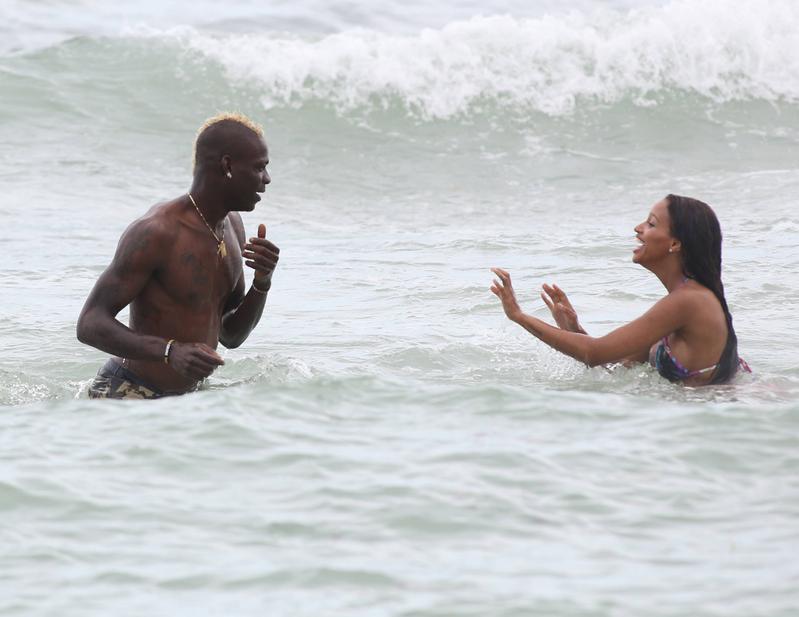 Mario Balotelli canta la “gelosia” a Fanny Neguesha Mario Balotelli canta la “gelosia” a Fanny Neguesha