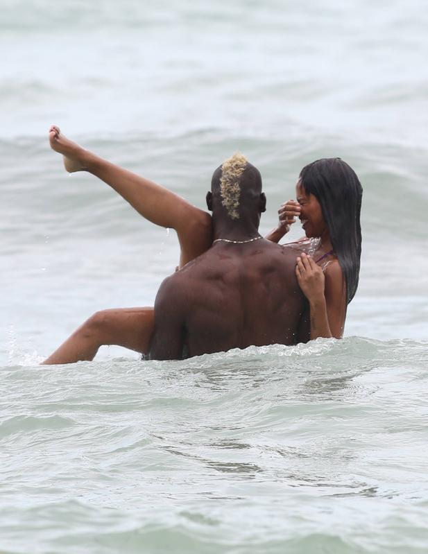 Mario Balotelli canta la “gelosia” a Fanny Neguesha Mario Balotelli canta la “gelosia” a Fanny Neguesha