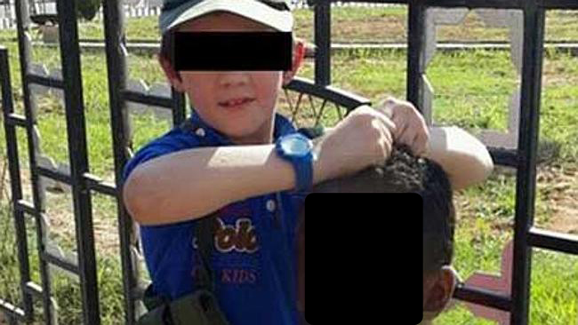 Siria choc: un bimbo mostra la testa mozzata di un soldato. Foto Siria choc: un bimbo mostra la testa mozzata di un soldato. Foto