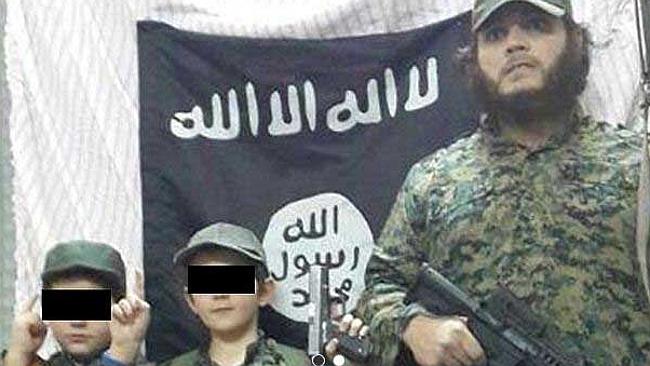Siria choc: un bimbo mostra la testa mozzata di un soldato. Foto Siria choc: un bimbo mostra la testa mozzata di un soldato. Foto