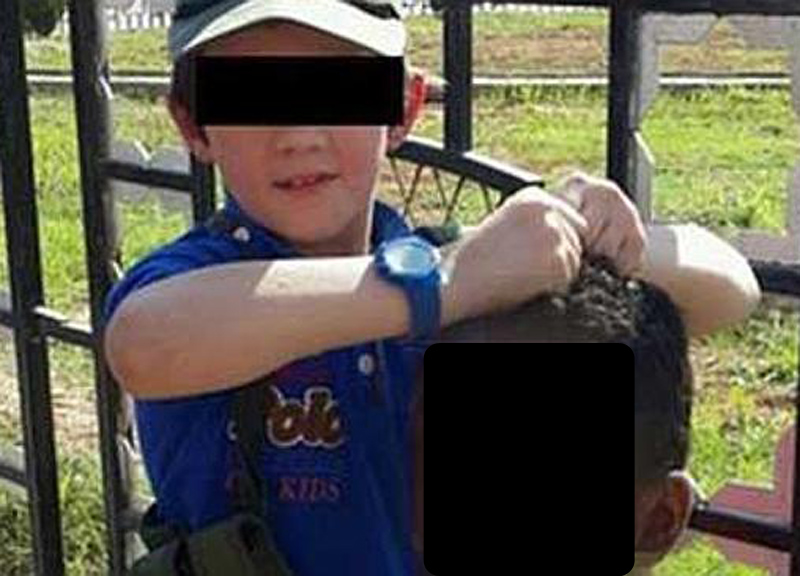 Siria choc: un bimbo mostra la testa mozzata di un soldato. Foto Siria choc: un bimbo mostra la testa mozzata di un soldato. Foto