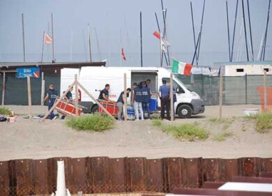 “La spiaggia libera la curo io”. I bagnanti difendono l’abusivo