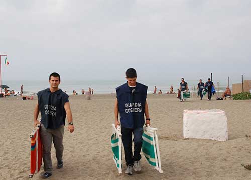 “La spiaggia libera la curo io”. I bagnanti difendono l’abusivo “La spiaggia libera la curo io”. I bagnanti difendono l’abusivo