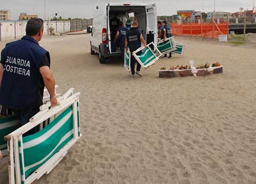 “La spiaggia libera la curo io”. I bagnanti difendono l’abusivo “La spiaggia libera la curo io”. I bagnanti difendono l’abusivo