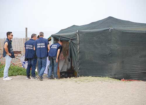 “La spiaggia libera la curo io”. I bagnanti difendono l’abusivo “La spiaggia libera la curo io”. I bagnanti difendono l’abusivo