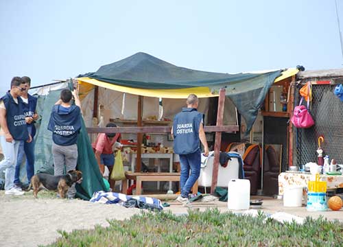 “La spiaggia libera la curo io”. I bagnanti difendono l’abusivo “La spiaggia libera la curo io”. I bagnanti difendono l’abusivo
