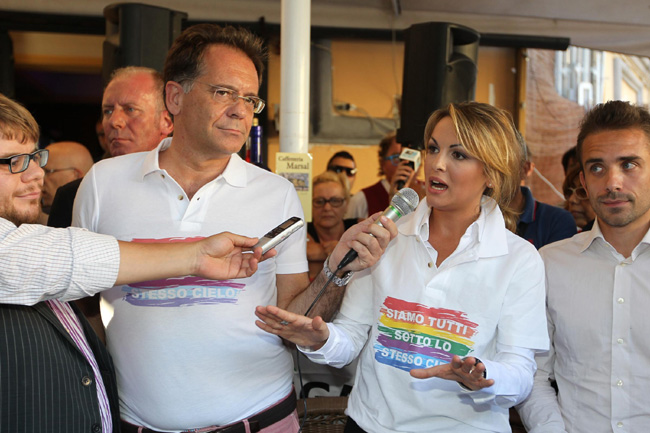Francesca in vacanza senza Silvio. “E’ importante avere spazi propri” Francesca in vacanza senza Silvio. “E’ importante avere spazi propri”