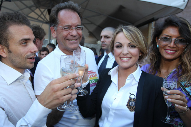 Francesca in vacanza senza Silvio. “E’ importante avere spazi propri” Francesca in vacanza senza Silvio. “E’ importante avere spazi propri”