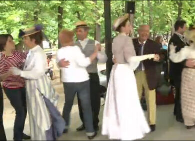 Abiti in stile Belle Époque e danze d’epoca. La nuova moda da Parigi