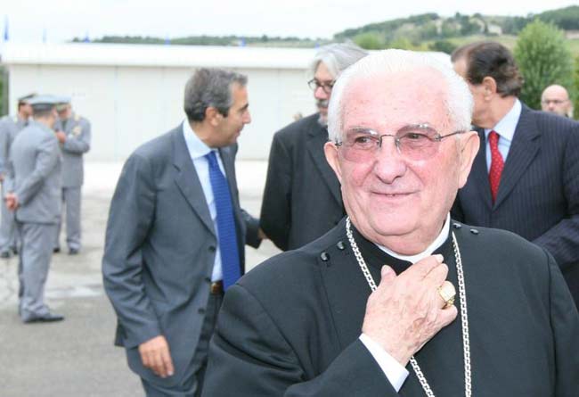 Addio a don Gelmini. Il prete anti-droga che si schierò con Berlusconi Addio a don Gelmini. Il prete anti-droga che si schierò con Berlusconi