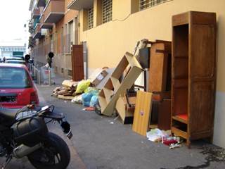 Rifiuti, risse e spaccio. #milanolatrina: foto choc. Di’ la tua