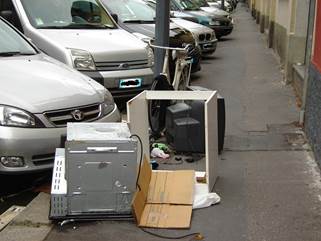 Rifiuti, risse e spaccio. #milanolatrina: foto choc. Di’ la tua