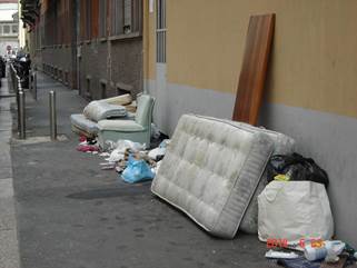 Rifiuti, risse e spaccio. #milanolatrina: foto choc. Di’ la tua