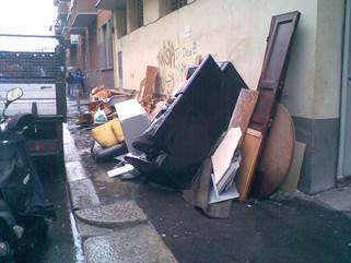 Rifiuti, risse e spaccio. #milanolatrina: foto choc. Di’ la tua