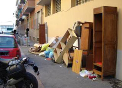 Rifiuti, risse e spaccio. #milanolatrina: foto choc. Di’ la tua