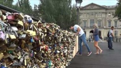 I lucchetti fanno crollare i ponti. Innamorati, fatevi un selfie