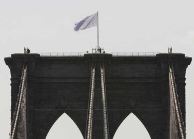 Bandiere bianche sul ponte di Brooklyn. Svelato il mistero: blitz artistico