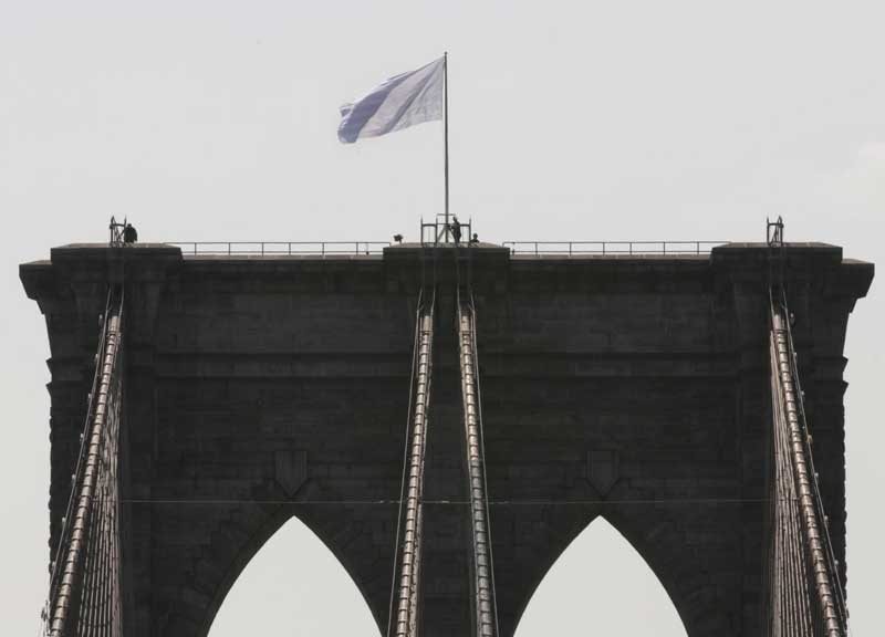 Bandiere bianche sul ponte di Brooklyn. Svelato il mistero: blitz artistico Bandiere bianche sul ponte di Brooklyn. Svelato il mistero: blitz artistico