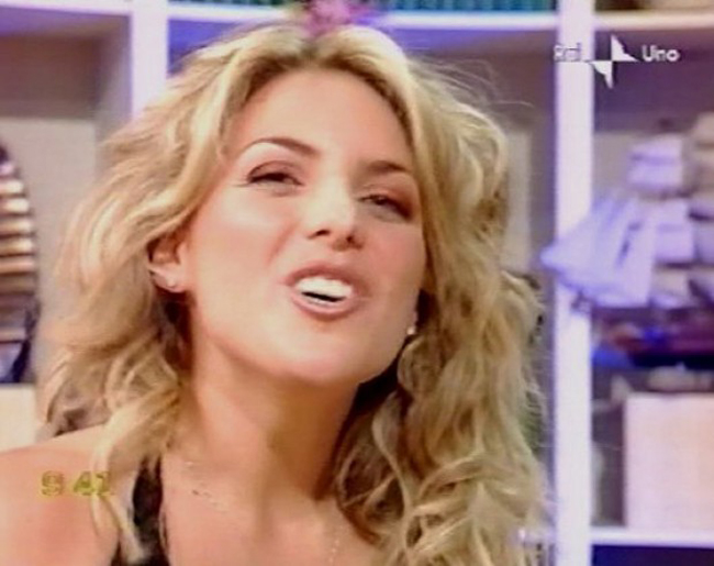 Ferisce il compagno col coltello, arrestata nota conduttrice Rai Ferisce il compagno col coltello, arrestata nota conduttrice Rai