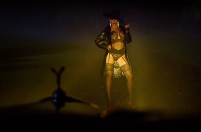 Bang Bang (My Baby Shot Me Down). Beyoncé si esibisce per Jay Z Bang Bang (My Baby Shot Me Down). Beyoncé si esibisce per Jay Z
