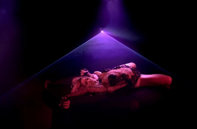 Bang Bang (My Baby Shot Me Down). Beyoncé si esibisce per Jay Z Bang Bang (My Baby Shot Me Down). Beyoncé si esibisce per Jay Z