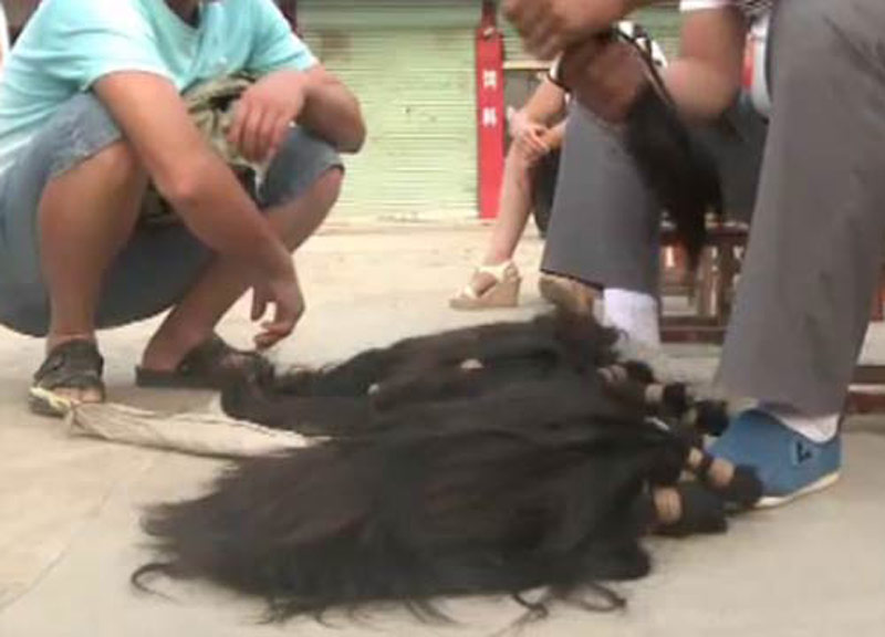L’oro nero delle donne cinesi: i capelli umani per le parrucche L’oro nero delle donne cinesi: i capelli umani per le parrucche