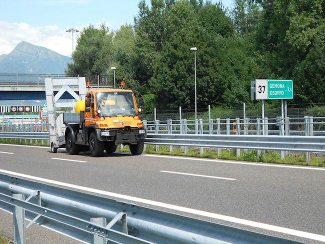 Acqua, neve, fango: niente lo ferma. Mercedes Unimog: le foto