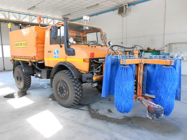 Acqua, neve, fango: niente lo ferma. Mercedes Unimog: le foto