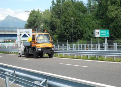 Acqua, neve, fango: niente lo ferma. Mercedes Unimog: le foto