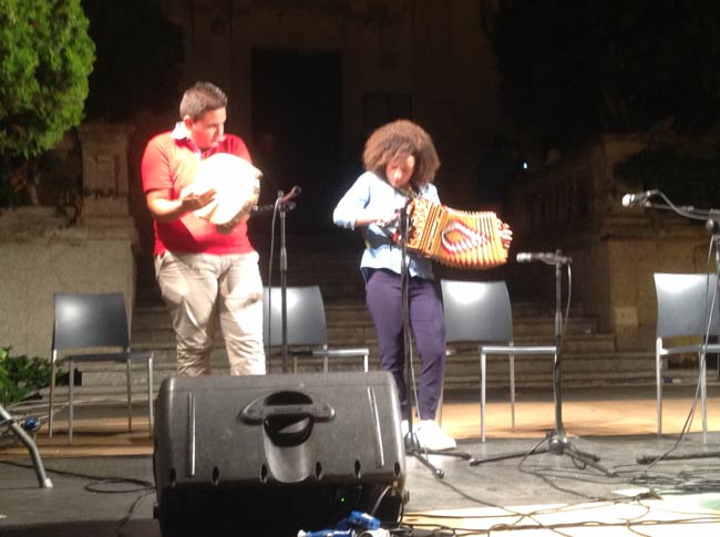 Calabria, sound etnico al Paleariza. Il 20 si chiude con la pizzica Calabria, sound etnico al Paleariza. Il 20 si chiude con la pizzica