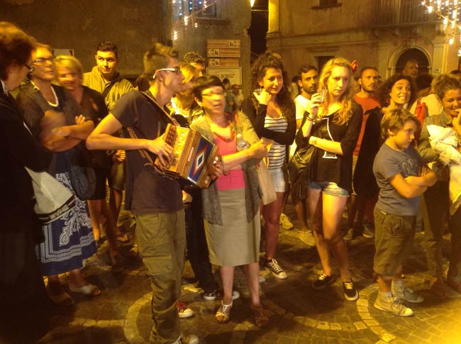 Calabria, sound etnico al Paleariza. Il 20 si chiude con la pizzica Calabria, sound etnico al Paleariza. Il 20 si chiude con la pizzica